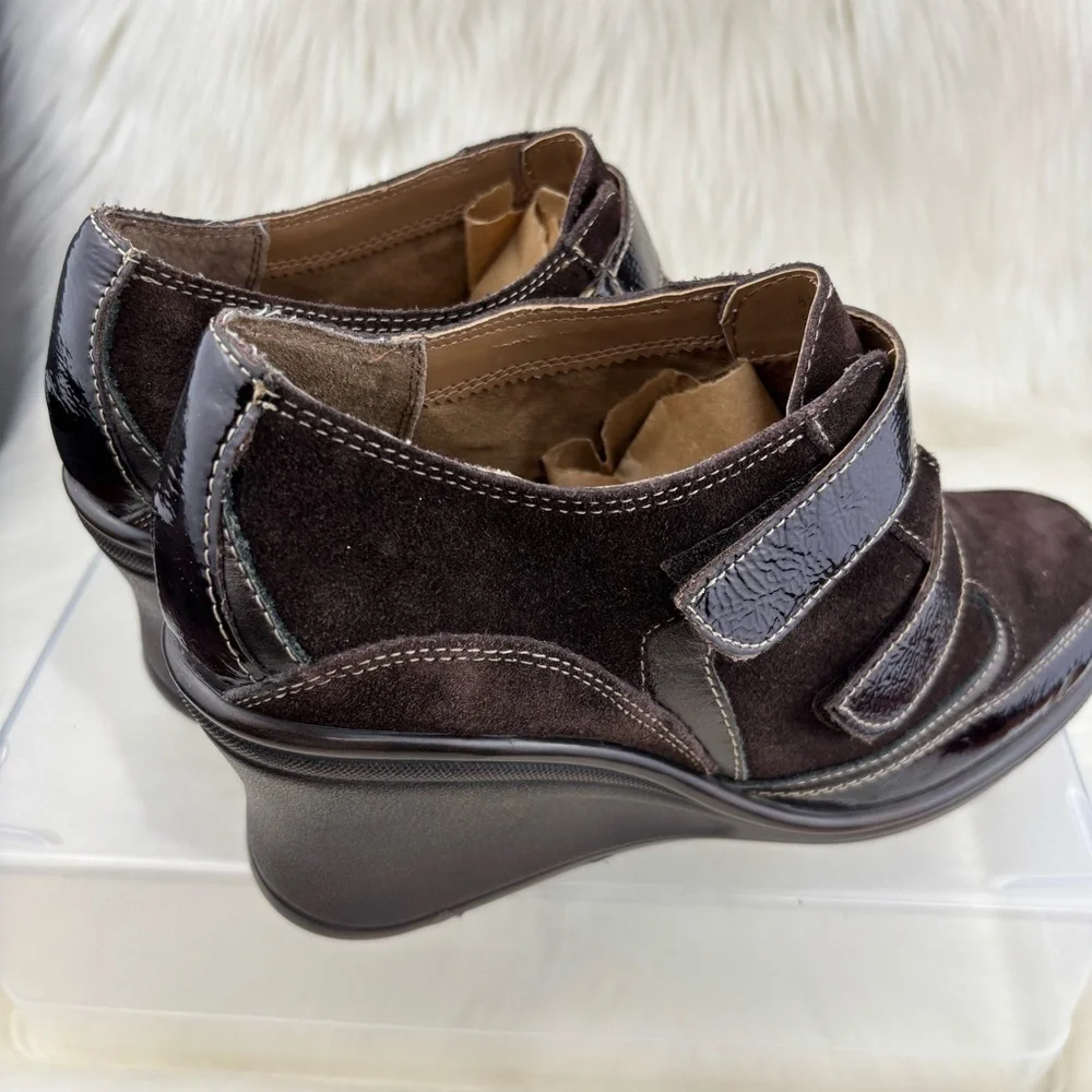 AEROSOLES  Black Wedge Loafers with Velcro Adjustable Straps
